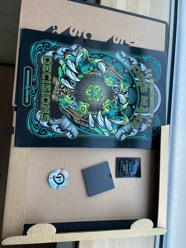 Displate - D&D Dice make the decisions (gloss), Verzamelen, Posters, Gebruikt, Overige onderwerpen, A1 t/m A3, Rechthoekig Staand