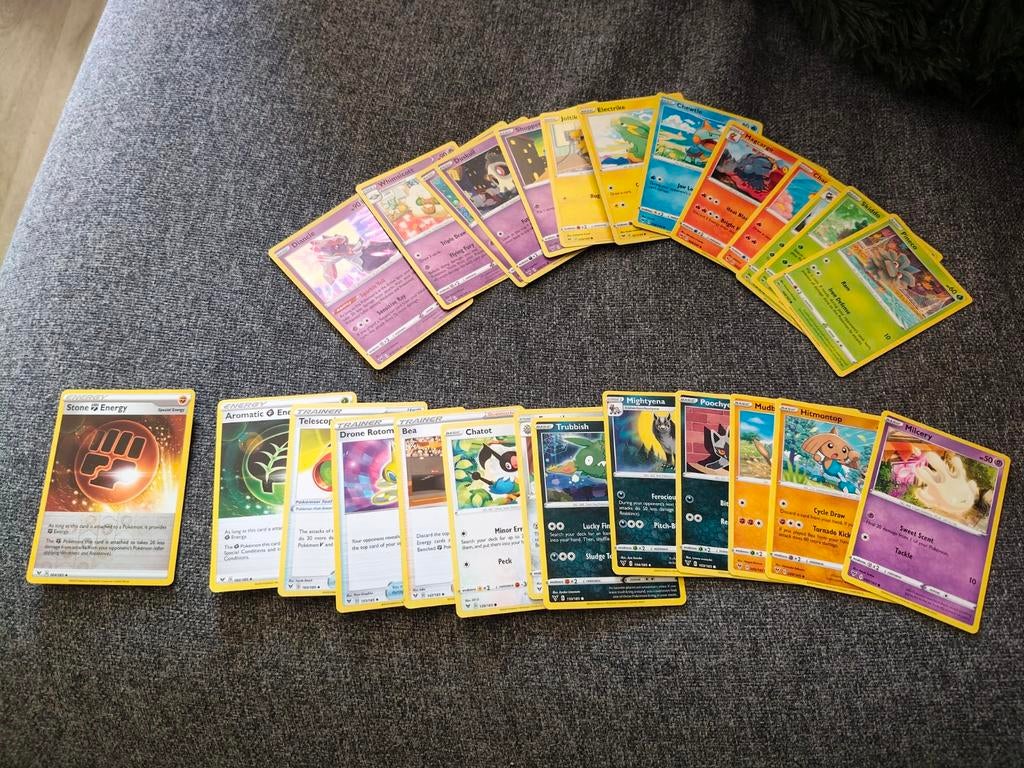 Pokémon kaarten - Sword & Shield Vivid Voltage set, Ophalen of Verzenden, Zo goed als nieuw, Meerdere kaarten