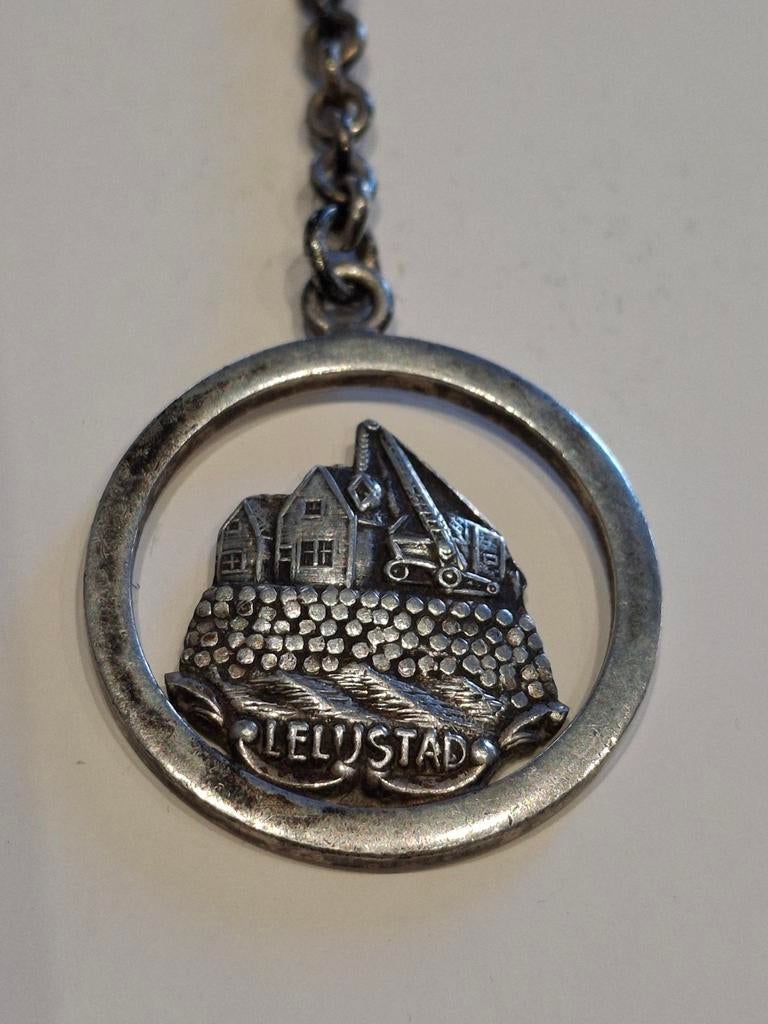 Sleutelhanger Lelystad - verzilverde hanger, Ophalen of Verzenden, Zo goed als nieuw, Stad of Land