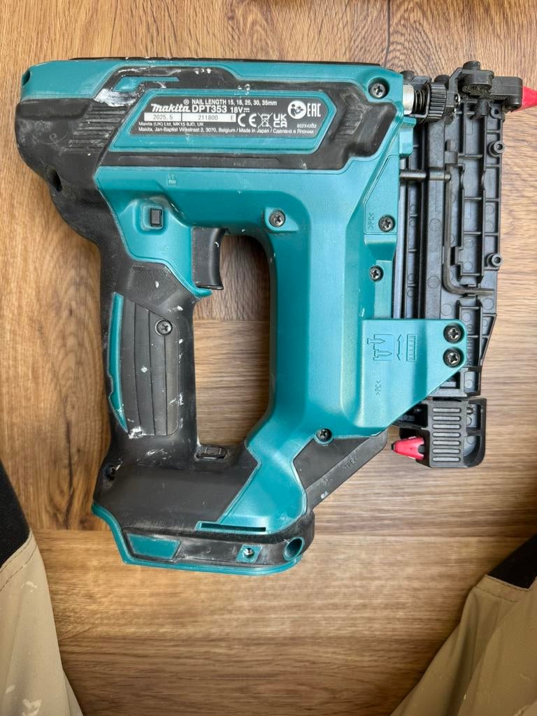 Makita DPT353 afwerktacker tackmachine zeer weinig gebruikt, Doe-het-zelf en Verbouw, Ophalen of Verzenden, Zo goed als nieuw