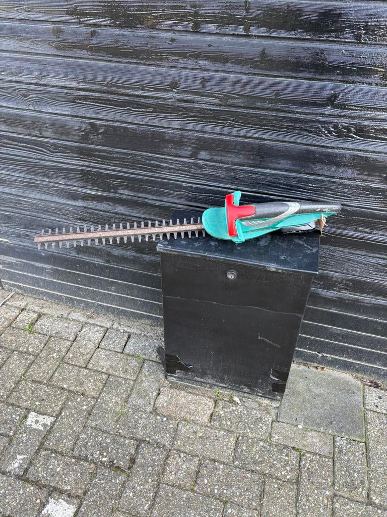 Heggenschaar op accu met acculader, Ophalen, Zo goed als nieuw, Accu