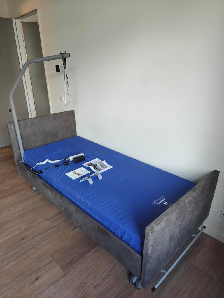 (Compleet)Medisch hoog- laag bed/verpleegbed / thuiszorgbed, Huis en Inrichting, Slaapkamer | Bedden, Ophalen, Verstelbaar, 90 cm