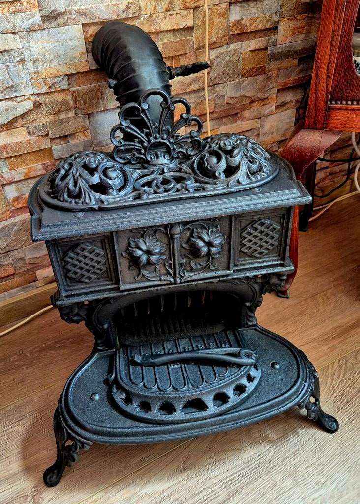 Antieke gietijzeren houtkachel sierlijke details The Queen 6, Ophalen