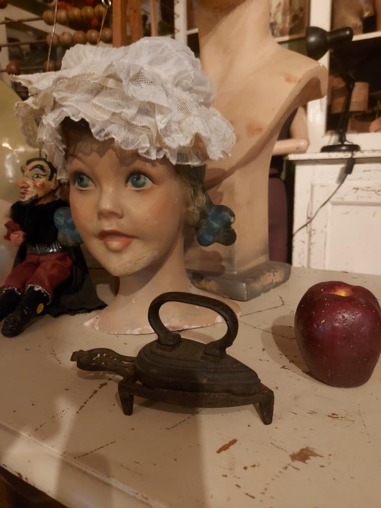 Antiek klein mutsen strijkijzer op treeftje, Ophalen of Verzenden