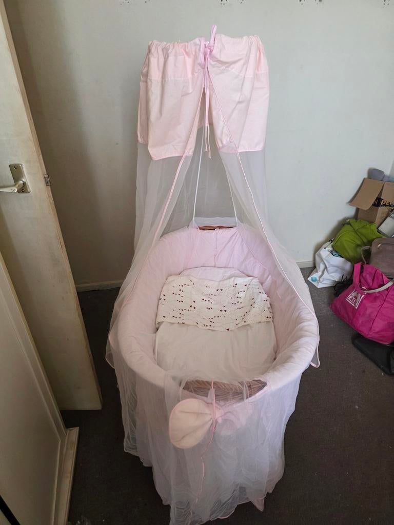 Mooie roze wieg met klamboe, Kinderen en Baby's, Babywiegjes en Ledikanten, Ophalen of Verzenden