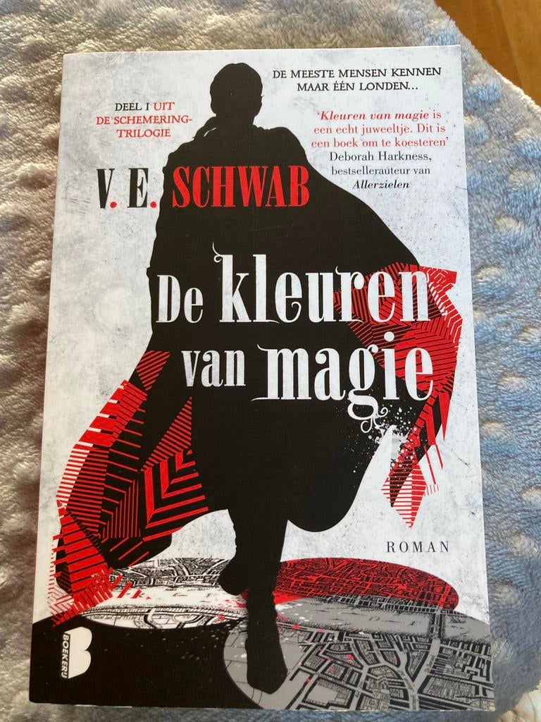 V.E. Schwab -De kleuren van magie Deel 1 uit De Schemering, Boeken, Ophalen of Verzenden, Zo goed als nieuw, Europa overig