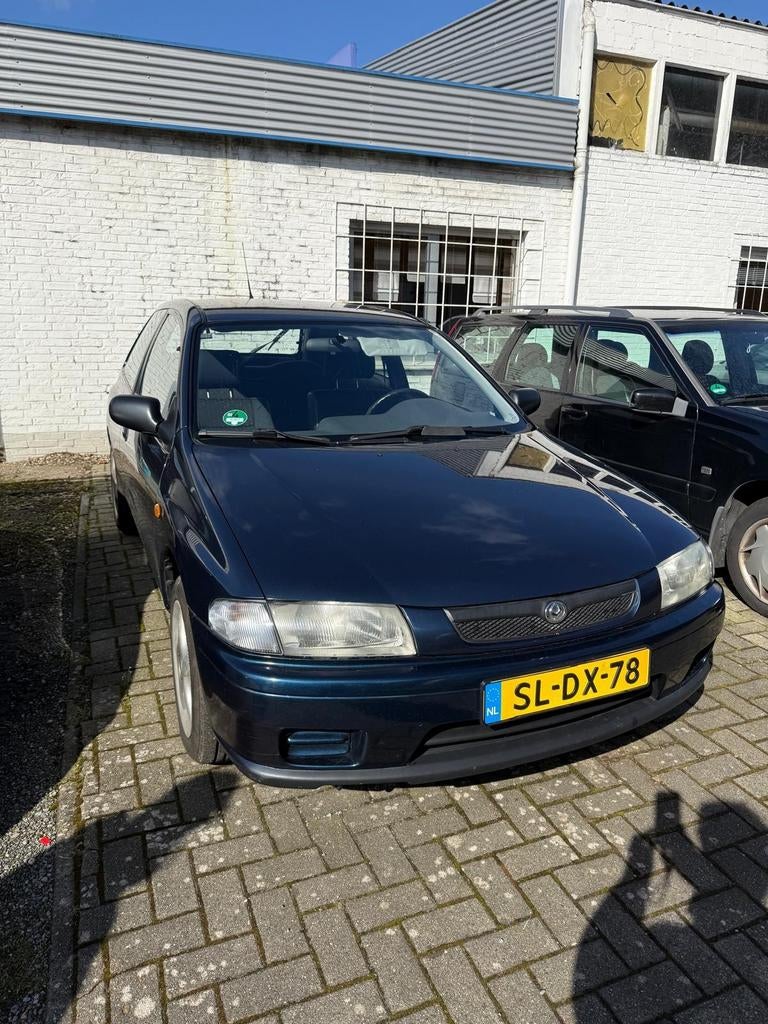 Mazda 323 1.3 P LX 54KW 1997 Blauw, Stof, 40 €/maand, 4 cilinders, Origineel Nederlands