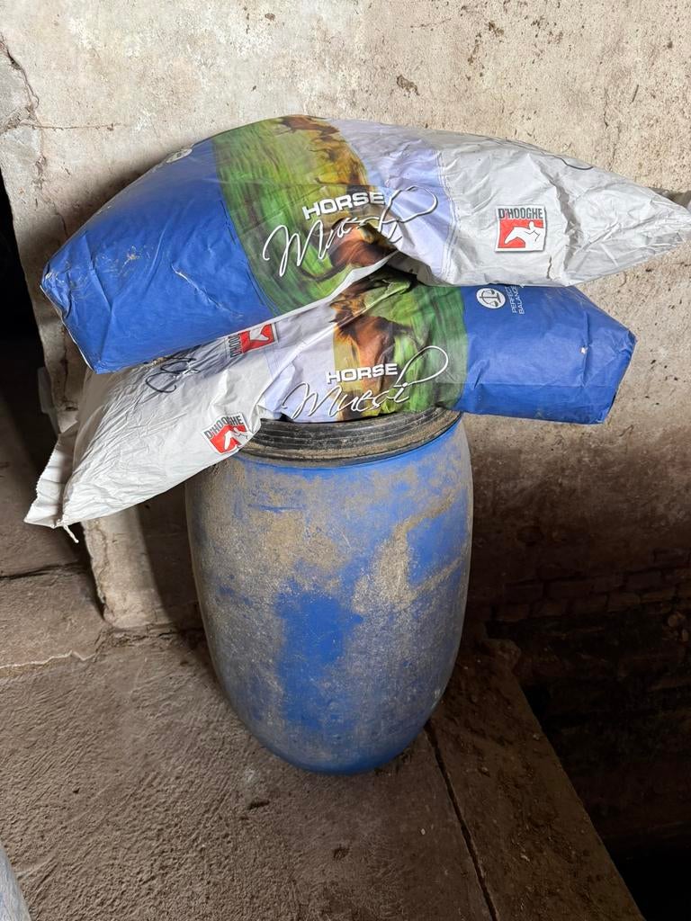 D’Hooghe basis paardenmuesli 5,5 zak incl. Voerton, Ophalen of Verzenden, Zo goed als nieuw