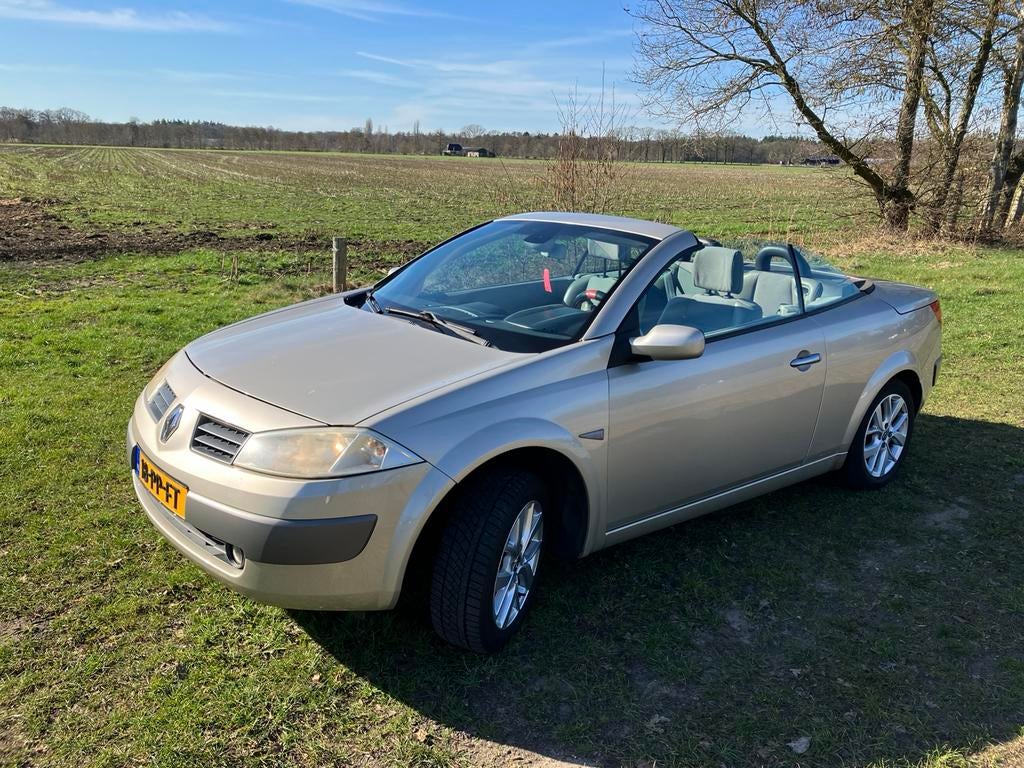 Renault Mégane 1.6 16V Autcom Cabrio 2004 Beige, Auto's, Renault, Voorwielaandrijving, 1295 kg, 4 cilinders, Cabriolet