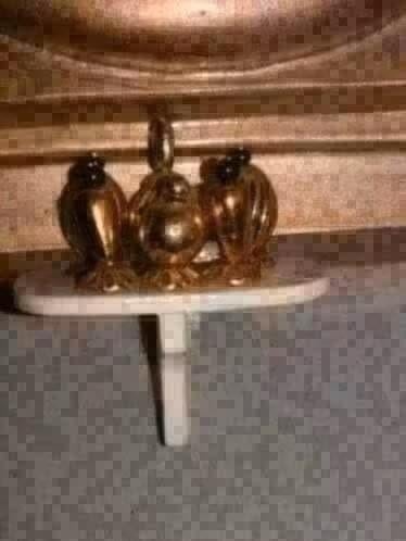 Poppenhuis miniaturen parfum flesjes op plankje, Verzamelen, Poppenhuizen en Toebehoren, Ophalen of Verzenden, Nieuw, Poppenhuis