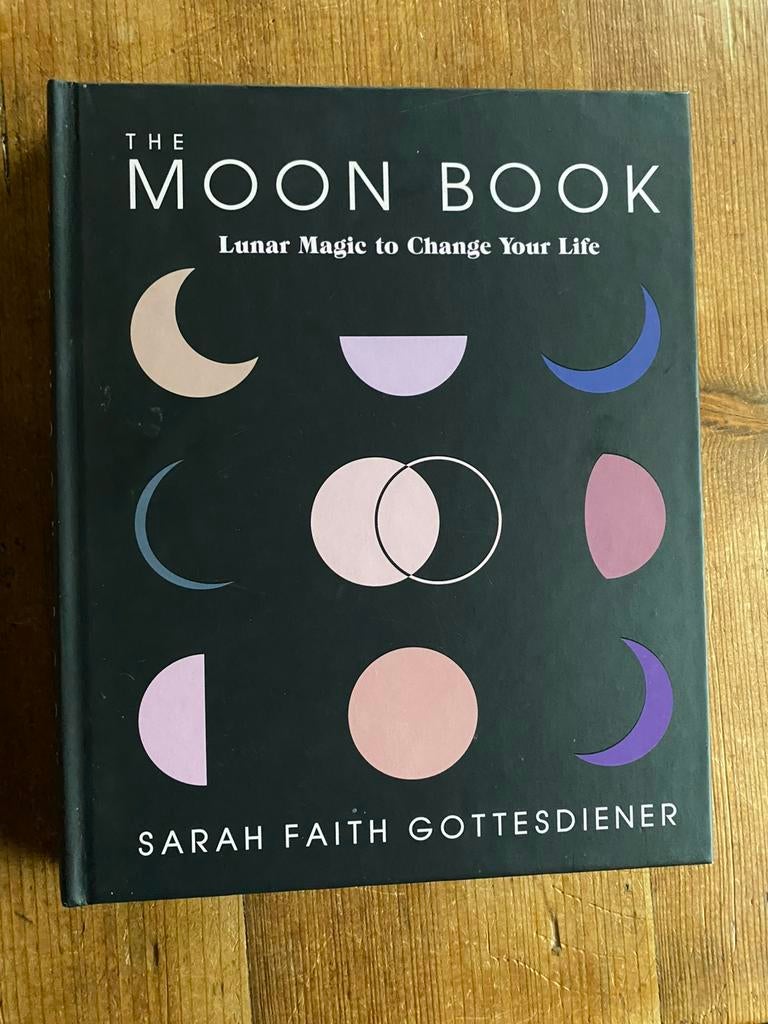 The moon book - Sarah Fairt Gottesdiener, Ophalen of Verzenden, Zo goed als nieuw, Overige onderwerpen, Achtergrond en Informatie