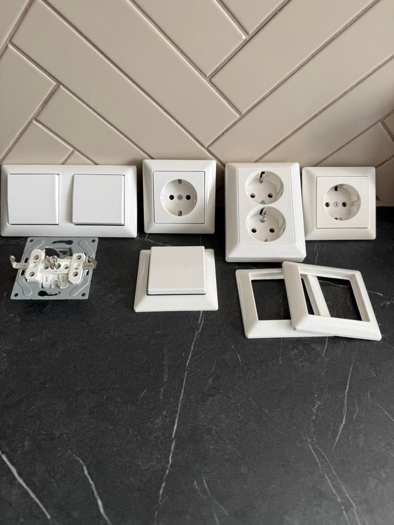 Stopcontact en schakelmateriaal, Doe-het-zelf en Verbouw, Elektra en Kabels, Ophalen of Verzenden, Zo goed als nieuw, Stopcontact