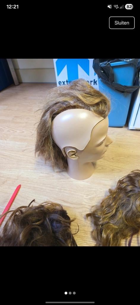 Kappershoofd met haarstukken en tafelstandaard, Ophalen