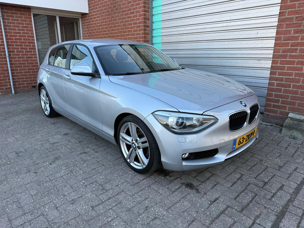 BMW 1-serie 118i Upgrade Edition automaat NAV.+ Airco Bj:201, Euro 5, Achterwielaandrijving, Gebruikt, 4 cilinders