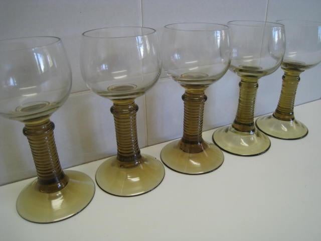 5 Mosel wijnglazen, op gele bredere voet, retro, prachtig !!, Ophalen of Verzenden