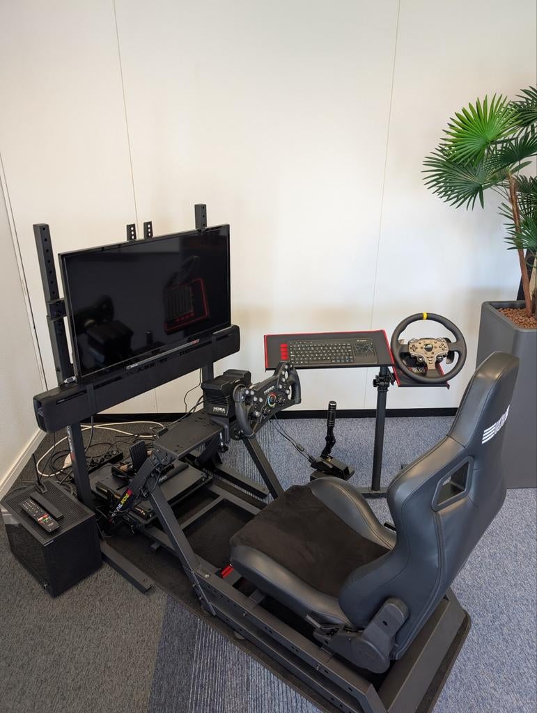 Next Level Racing GT Sim rig met Moza R5 wheelbase, Spelcomputers en Games, Games | Overige, Zo goed als nieuw, Simulatie, 1 speler