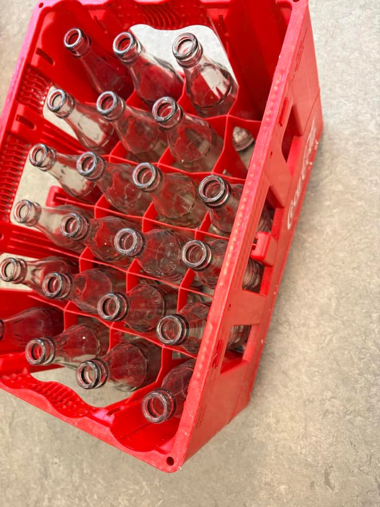 Coca Cola krat met 22 lege flesjes - Vintage uit Caravan, Verzamelen, Ophalen, Gebruikt, Verpakking