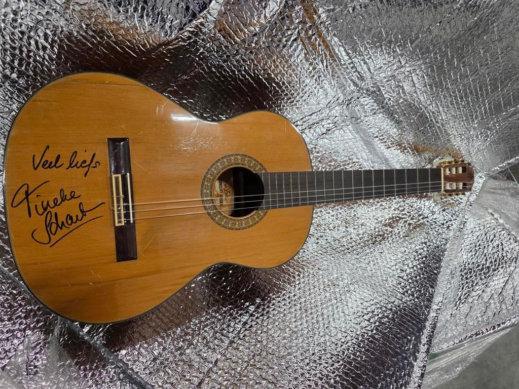 Gesigneerde Aria Guitar door Tineke Schouten, Ophalen of Verzenden, Gebruikt, Foto of Kaart