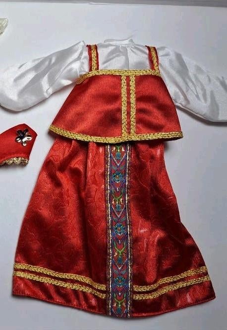 Vintage Mattel Barbie DOTW Rusland rode folklore outfit 1997, Verzenden, Zo goed als nieuw, Kleertjes