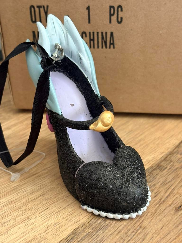 Disney parks ursula shoe ornament, Verzamelen, Disney, Ophalen of Verzenden, Overige figuren, Zo goed als nieuw, Beeldje of Figuurtje