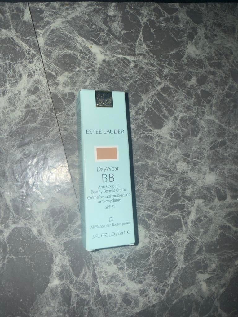 Nieuwe Estée Lauder DayWear BB Crème SPF 35, Sieraden, Tassen en Uiterlijk, Uiterlijk | Cosmetica en Make-up, Nieuw, Make-up, Gehele gezicht
