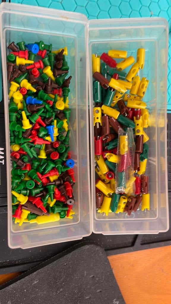 86 nieuwe marklin stekkers nieuw model en een bakje andere, Nieuw, Ophalen of Verzenden, Märklin, Transformator of Voeding