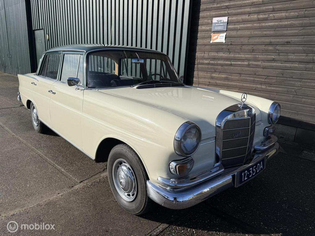 Mercedes-Benz 200 D Heckflosse NAP Nieuwstaat!, Lederen bekleding, Achterwielaandrijving, Zwart, Wit