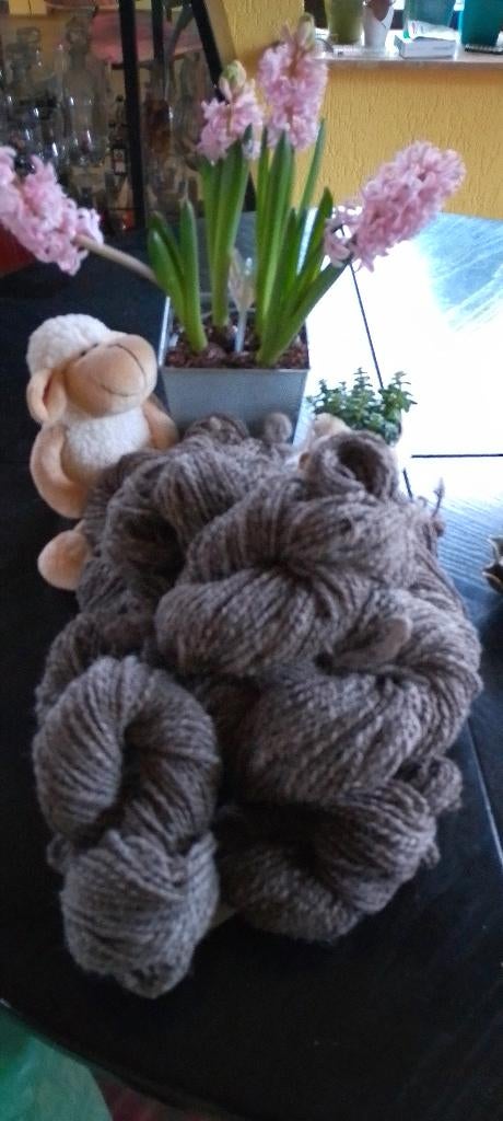 Handgesponnen wol - bergschaap grijs - 1kg, Ophalen of Verzenden, Nieuw, Breien of Haken, Wol of Garen