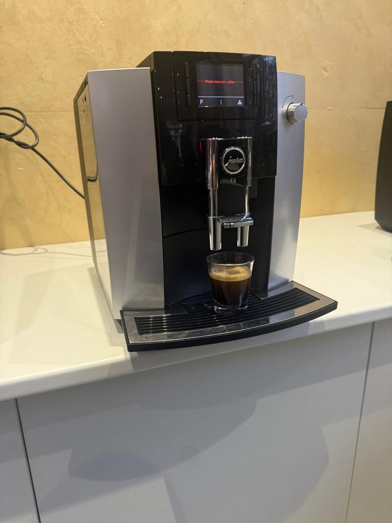 Jura E6 Espresso Machine - Zo goed als nieuw!, Witgoed en Apparatuur, Koffiezetapparaten, Jura, Afneembaar waterreservoir, E6