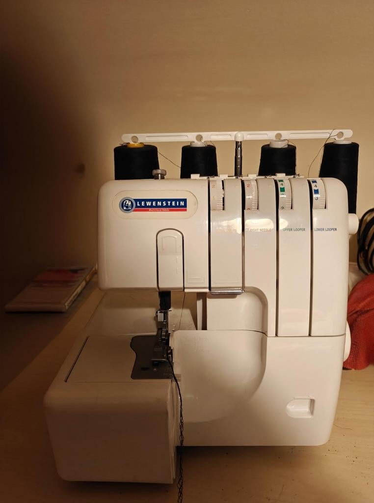 Lewenstein Multilock 700de Lockmachine – Handleiding klossen, Hobby en Vrije tijd, Naaimachines en Toebehoren, Ophalen, Lockmachine