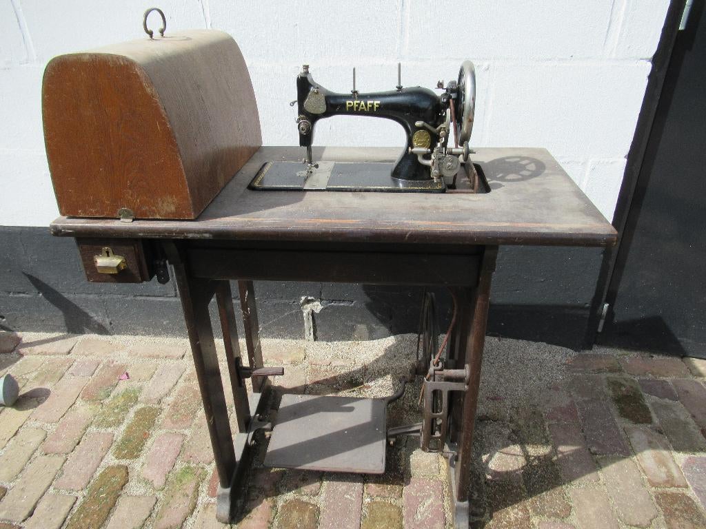 Vintage oude Pfaff naaimachine, Ophalen
