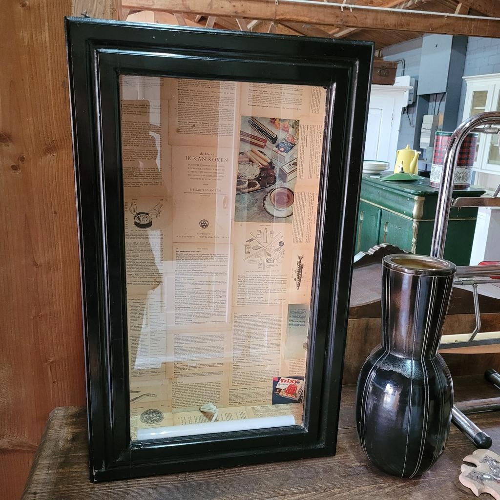 Brocante vintage oud zwart klein vitrinekastje hangkastje, Antiek en Kunst, Curiosa en Brocante, Ophalen