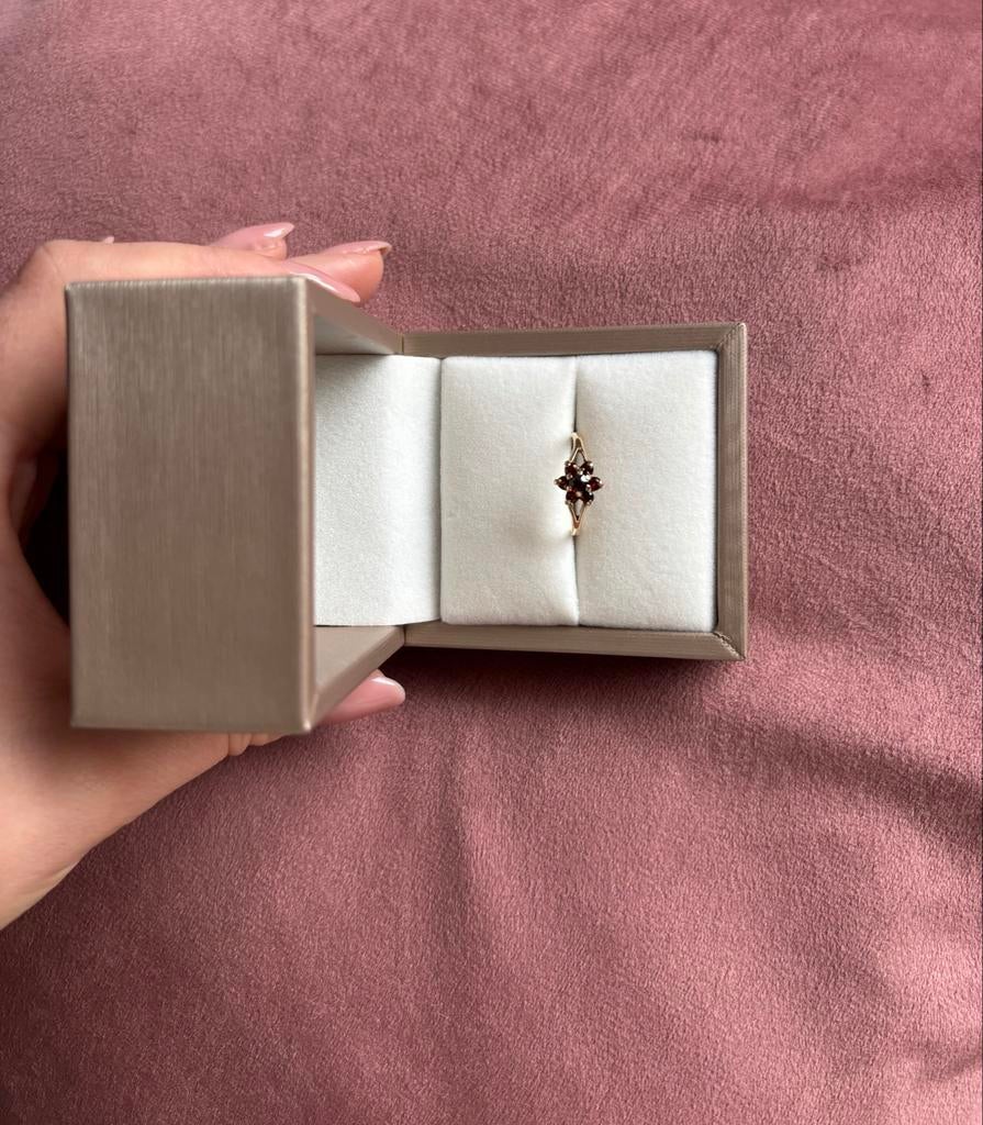 Vintage 9k gouden ring met granaat, Ophalen of Verzenden, Zo goed als nieuw, 17 tot 18, Met edelsteen