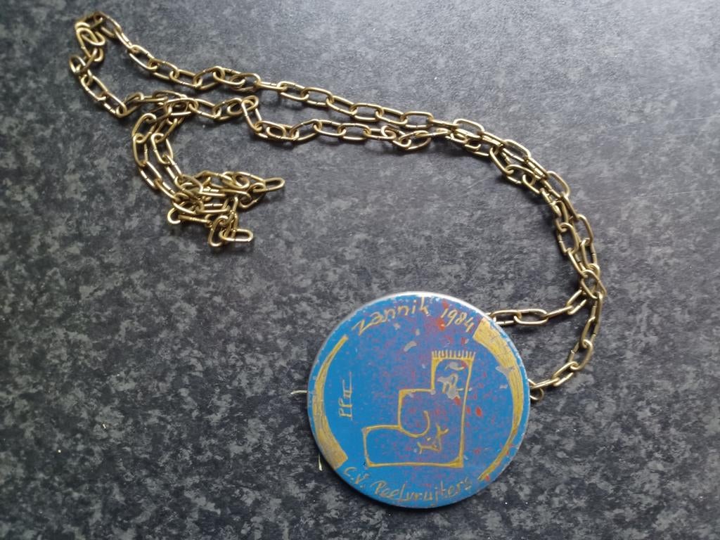 Carnavals onderscheiding button CV Peelvrujters 1984, Postzegels en Munten, Ophalen, Overige materialen, Nederland