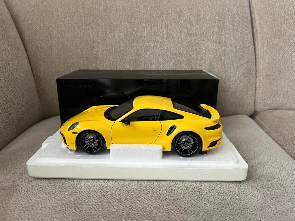 Minichamps Porsche 911 992 Turbo S 2021 Yellow dealer editie, Ophalen of Verzenden, Zo goed als nieuw, Auto, MiniChamps
