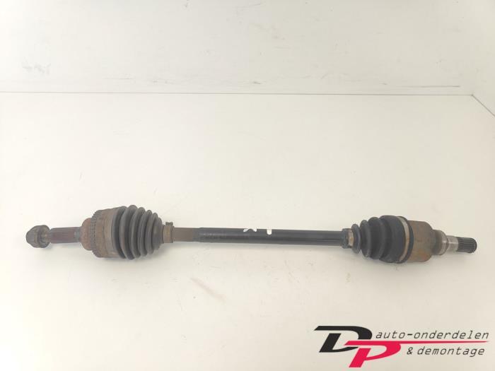 Aandrijfas links-voor van een Suzuki Alto