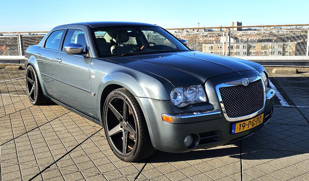 Chrysler 300C Hemi 5.7 V8 2004, Youngtimer, 22" KMC ✅, Auto's, Chrysler, Bedrijf, 300C, ABS, Airbags, Airconditioning, Bluetooth