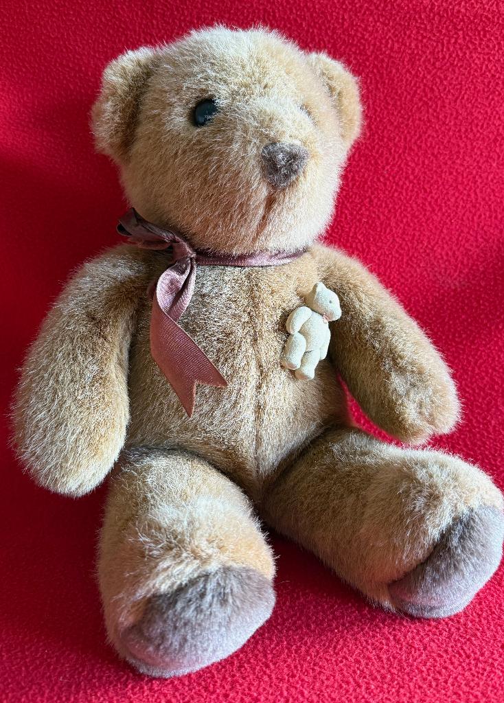 Knuffel teddybeer met beertje op z'n borst, Ophalen of Verzenden, Zo goed als nieuw, Beer