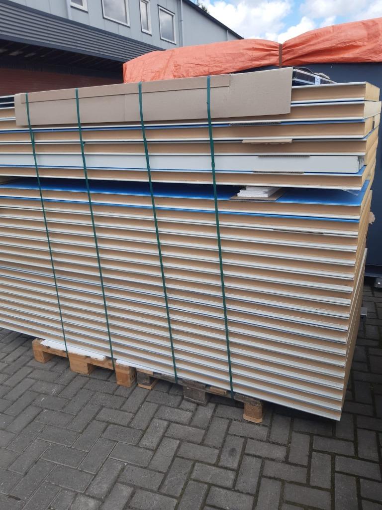 Verwerkingsruimte van ca.  30 m³  met  6 cm sandwichpanelen, Ophalen