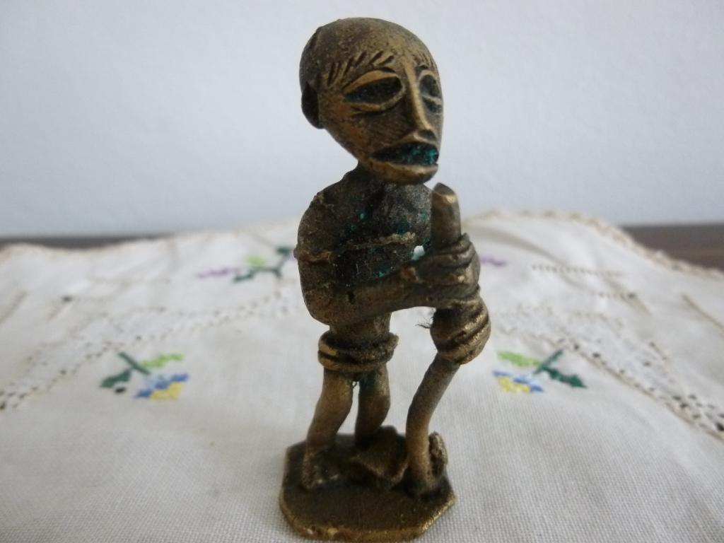 klein koperen Afrikaans gewichts beeldje, mannetje met stok, Verzenden