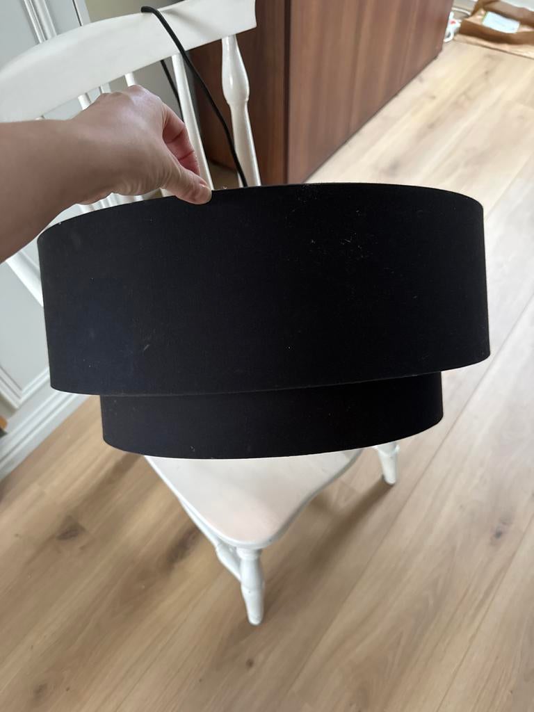 Moderne zwarte hanglamp met koperen binnenkant, Huis en Inrichting, Lampen | Hanglampen, Zo goed als nieuw, Minder dan 50 cm, Stof