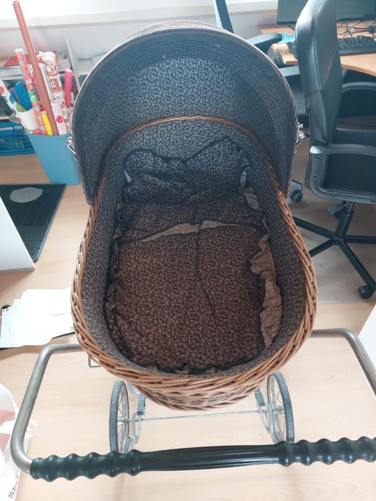 Vintage rieten kinderwagen met klassieke uitstraling, Kinderen en Baby's, Kinderwagens en Combinaties, Gebruikt, Met reiswieg