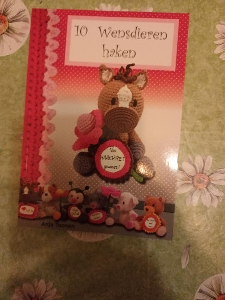 10 wensdieren haken. Handwerken dieren paard hond eend koe, Boeken, Breien en Haken, Anja Toonen, Ophalen of Verzenden, Zo goed als nieuw