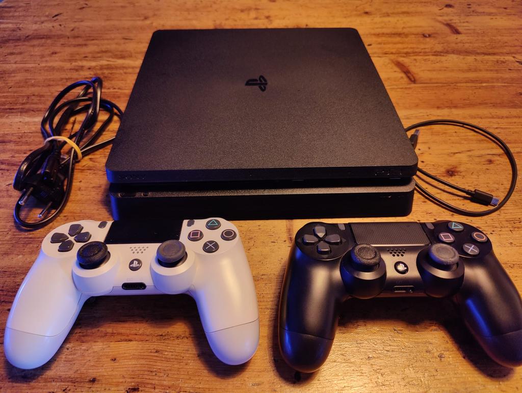 PlayStation 4 Slim 1TB console met twee controllers, Ophalen, Zo goed als nieuw, Met 2 controllers, Slim