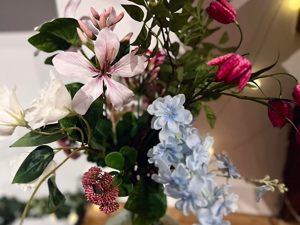 Prachtig zijden/kunstbloemen boeket inclusief vaas!, Huis en Inrichting, Woonaccessoires | Kunstplanten en Kunstbloemen, Zo goed als nieuw