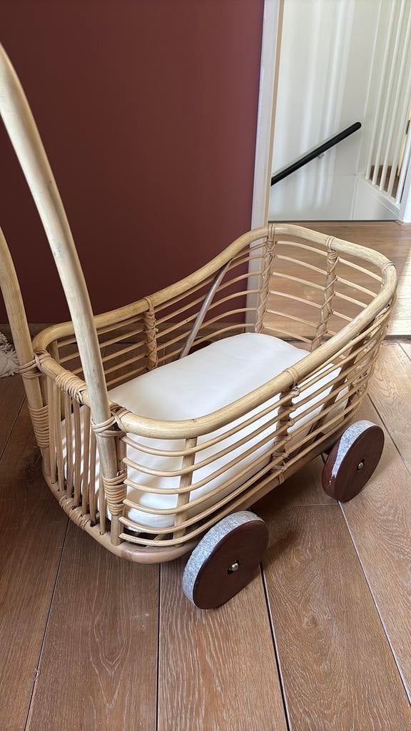 Mooie rotan poppenwagen (nieuw), Kinderen en Baby's, Speelgoed | Poppen, Ophalen