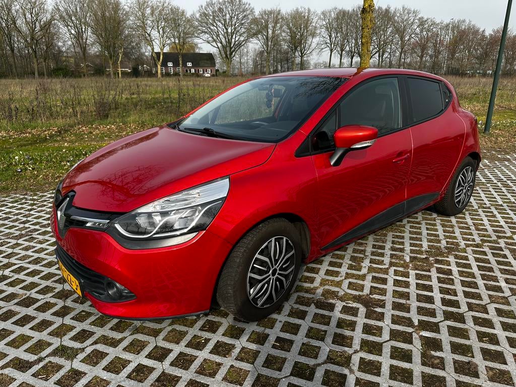 Renault Clio 1.5 DCI 66KW 90PK 5-DRS 2015 Rood, Auto's, Voorwielaandrijving, 4 cilinders, 96 €/maand, Alcantara