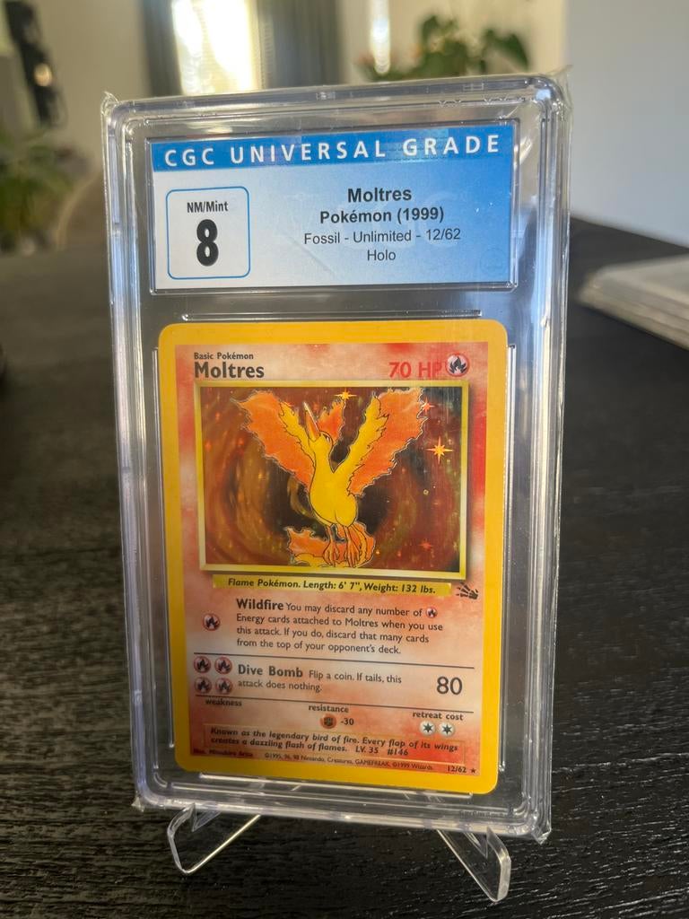 Moltres Pokémon kaart (1999) CGC Universal Grade 8, Hobby en Vrije tijd, Verzamelkaartspellen | Pokémon, Ophalen, Zo goed als nieuw