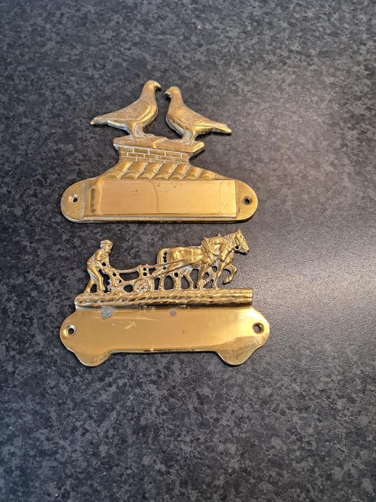 2 Koperen Naambordjes: Duiven & Boer met Paard en Ploeg, Ophalen