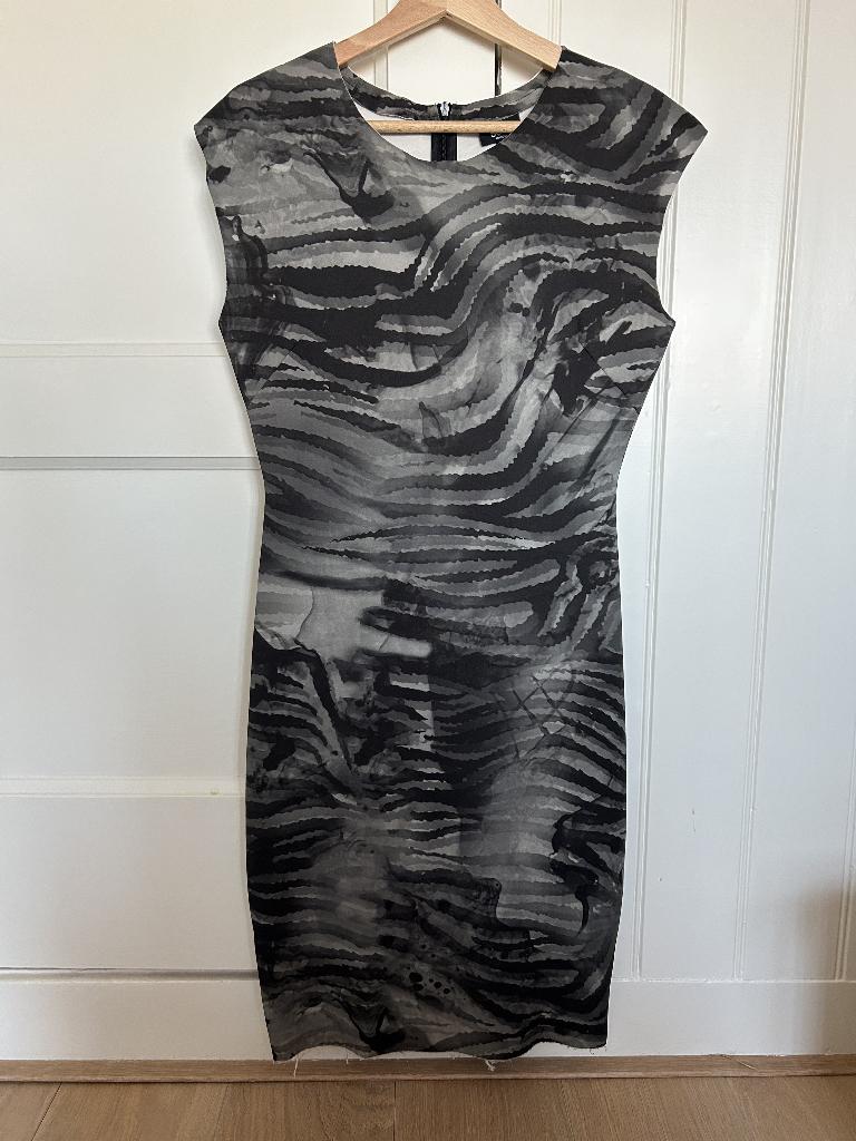 Mooie jurk Soho - mt M, Maat 38/40 (M), Ophalen of Verzenden, Zo goed als nieuw, Knielengte